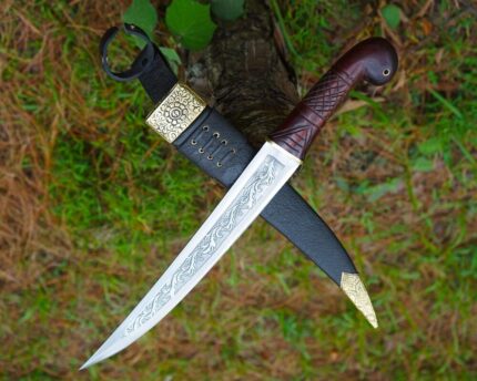 Handmade Scimitar Short Sword – Engraved Fuller Blade with Brass Fittings & Leather Scabbard